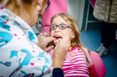 Anaokulu çocuğu dişçide.