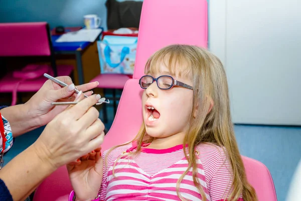 Criança pré-escolar está no consultório do dentista — Fotografia de Stock