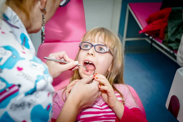 Το παιδί του νηπιαγωγείου είναι στο οδοντιατρείο. — Φωτογραφία Αρχείου