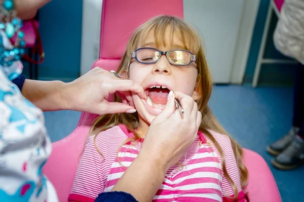 Το παιδί του νηπιαγωγείου είναι στο οδοντιατρείο. — Φωτογραφία Αρχείου