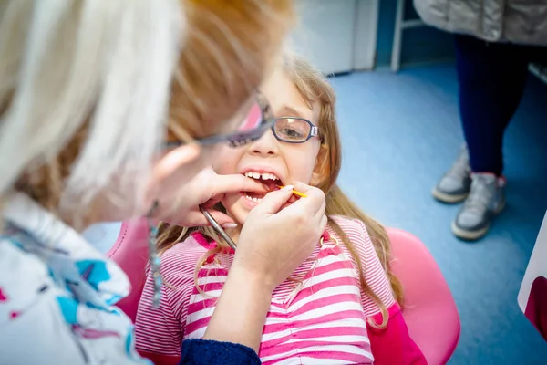 Dziecko w wieku przedszkolnym jest u dentysty. — Zdjęcie stockowe