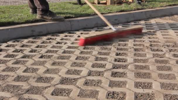 Εργαζόμενος Είναι Καθαρισμός Σύγχρονη Πλακόστρωτα Κόκκινο Σκούπα Εργαζόμενος Σκουπίζει Ξηρός — Αρχείο Βίντεο