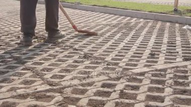Kir sıyırma, kırmızı kürekle alt kazıma kırmızı kürekle yeni yerleştirilen Arnavut kaldırımlı kapalı kuru çamur kazıma olduğunu.