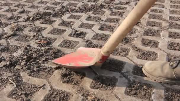 Décapage Saleté Raclage Avec Une Pelle Rouge Travailleur Racle Boue — Video