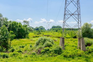 Büyük elektrik güç hattı üzerinde göster