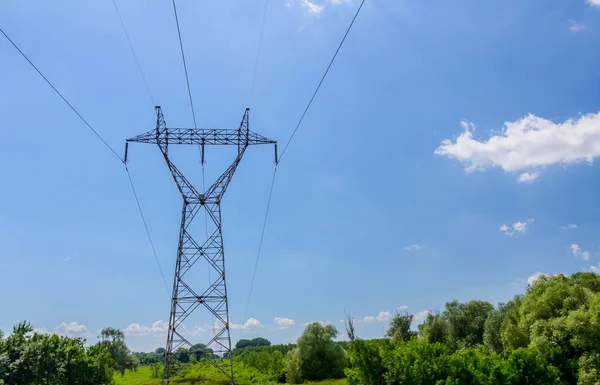 Zobacz na ogromnej energii elektrycznej linii — Zdjęcie stockowe