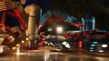 Luna Park canlı Aydınlatmalar ile gece aydınlatmalı renkli atlıkarınca dönen nightfast eğlence parkı içinde renkli çıkrık.