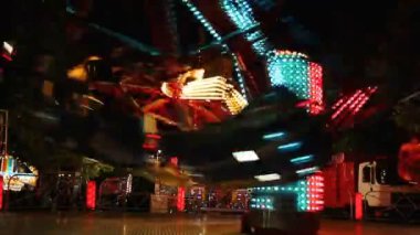 Luna Park canlı Aydınlatmalar ile gece aydınlatmalı renkli atlıkarınca dönen nightfast eğlence parkı içinde renkli çıkrık.
