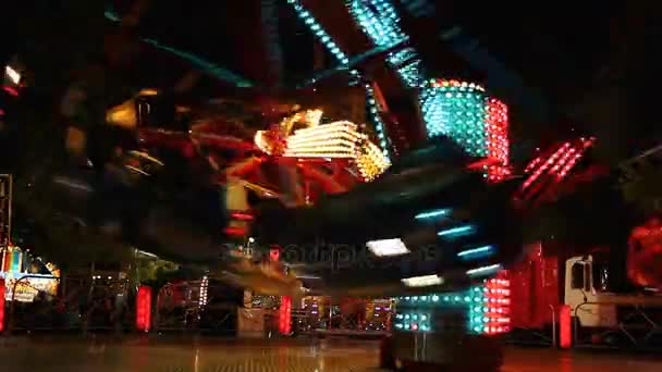 Luna Park Canlı Aydınlatmalar Ile Gece Aydınlatmalı Renkli Atlıkarınca Dönen — Stok video