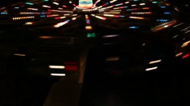 Luna Park canlı Aydınlatmalar ile gece aydınlatmalı renkli atlıkarınca dönen nightfast eğlence parkı içinde renkli çıkrık.