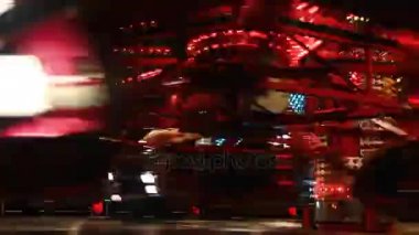 Luna Park canlı Aydınlatmalar ile gece aydınlatmalı renkli atlıkarınca dönen nightfast eğlence parkı içinde renkli çıkrık.