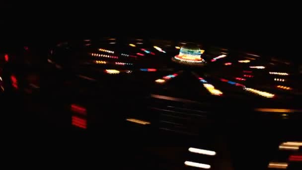 Colorful Spinning Wheel Amusement Park Nightfast Spinning Colorful Carousel Illuminated — Stock Video