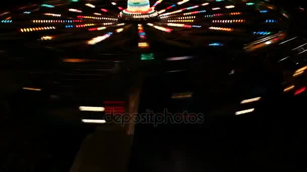 Kleurrijke Spinnewiel Pretpark Nightfast Spinnen Kleurrijk Carrousel Illuminated Night Met — Stockvideo