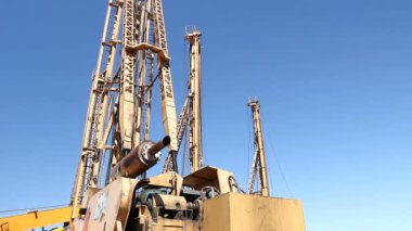 Delme makineleri, Delme makineleri towerstowers mavi gökyüzü, büyük ekipman zemine matkap için de uzun boylu yüksek duruyorsun.