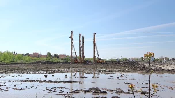 Stapel Machine Rijden Bouwplaats Landschapsmening Bouwplaats Met Grote Apparatuur Voor — Stockvideo