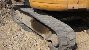 Jackhammer onları yerle bir etmeye güçlendirilmiş ayağı kırılıyor. Ekskavatör kırma ve aşırı beton sütunlar temel düzey Foundation'a kaldırma.