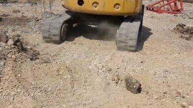 Jackhammer onları yerle bir etmeye güçlendirilmiş ayağı kırılıyor. Ekskavatör kırma ve aşırı beton sütunlar temel düzey Foundation'a kaldırma.