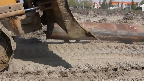 Bulldozer Trascinare Tubo Acciaio Sopra Cantiere Crawler Sta Trascinando Enorme — Video Stock