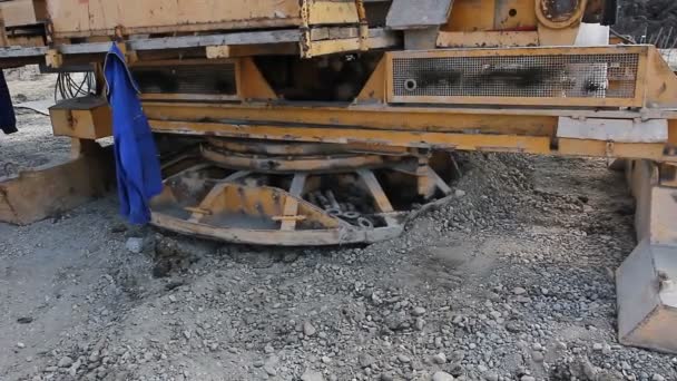 大きな掘削装置リプレースでローアングル ビュー 労働者が建設現場で新しい位置に基礎杭マシンを動いています — ストック動画