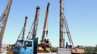 Zrenjanin, Voyvodina, Sırbistan - 23 Nisan 2015: Vinçler-Mobil vinç işletim, sabitleme için kırık bir iletim kaldırma.