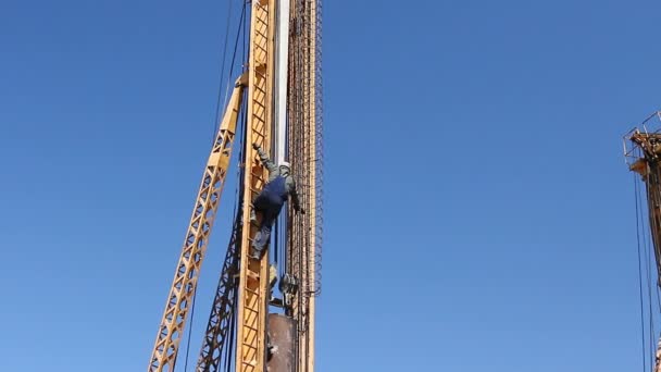 Zrenjanin Vojvodina Serbia April 2015 Elder Climbing Drilling Machines Tower — Stock Video
