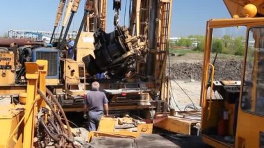 Zrenjanin, Voyvodina, Sırbistan - 23 Nisan 2015:Worker kargo filmleriyle el hareketi gösterir. İşçi koordinat eliyle vinç için gösterilen.