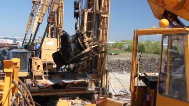 Zrenjanin, Voyvodina, Sırbistan - 23 Nisan 2015: Vinçler-Mobil vinç işletim, sabitleme için kırık bir iletim kaldırma.