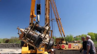 Zrenjanin, Voyvodina, Sırbistan - 23 Nisan 2015: Vinçler-Mobil vinç işletim, sabitleme için kırık bir iletim kaldırma.