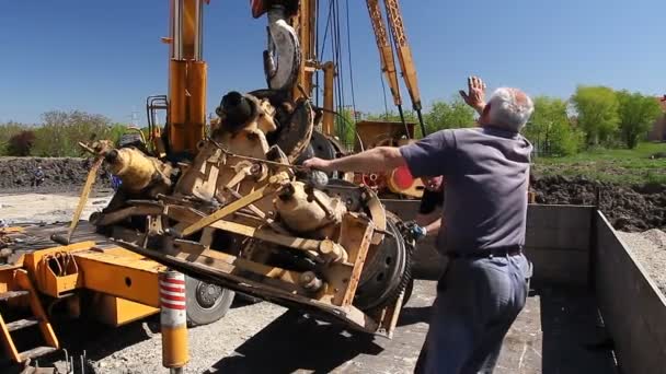 Zrenjanin Vojvodina Servië April 2015 Worker Toont Handgebaar Voor Regie — Stockvideo