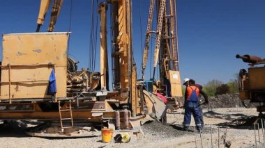 Zrenjanin, Voyvodina, Sırbistan - 23 Nisan 2015: Kürek çalışanlarına kuru Beton karışımı yukarı kaldırın sepette atma vardır.