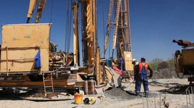 Zrenjanin, Voyvodina, Sırbistan - 23 Nisan 2015: Kürek çalışanlarına kuru Beton karışımı yukarı kaldırın sepette atma vardır.