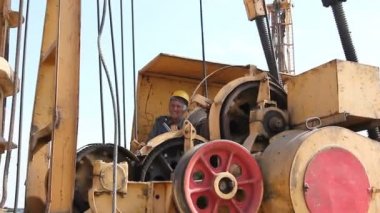 Zrenjanin, Voyvodina, Sırbistan - 23 Nisan 2015: Adam makine çakma çalışıyor, gidon, çalışma ile makine kontrol eder