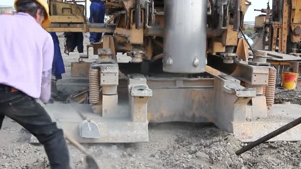 兹雷尼亚宁 伏地那 塞尔维亚 2015年4月23日 工人用铲子是平底脚下的高塔 — 图库视频影像