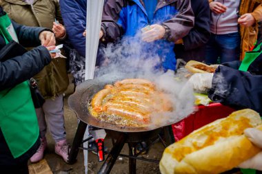 Satış için Barbekü plaka üzerinde lezzetli sulu sosis pişirme