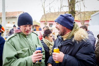 İki neşeli arkadaşları ile bira, açık kızartma 