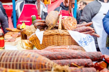İnsanlar durak, semt pazarı üzerinde füme et satın alıyor