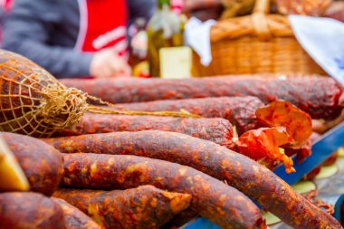 Durak, semt pazarı üzerinde satan füme et