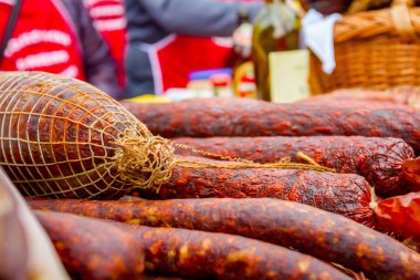 Durak, semt pazarı üzerinde satan füme et