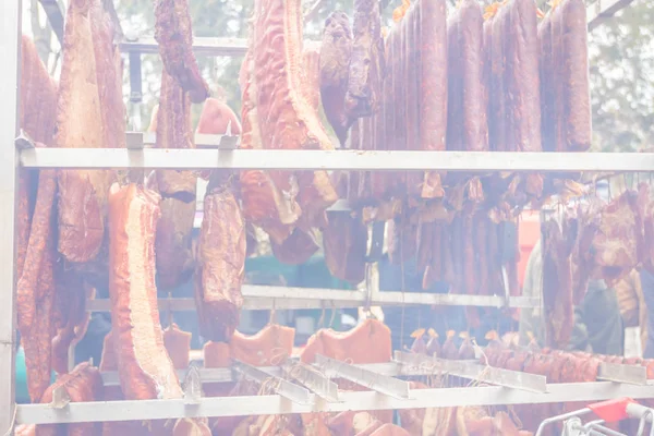 Sprzedaż mięsa wędzone na straganie, Targ uliczny, zadymionych widok — Zdjęcie stockowe