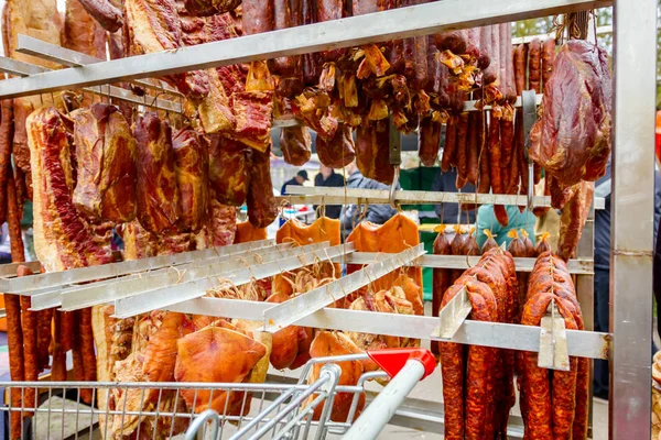 Verkauf von Räucherfleisch am Stand, auf dem Wochenmarkt — Stockfoto