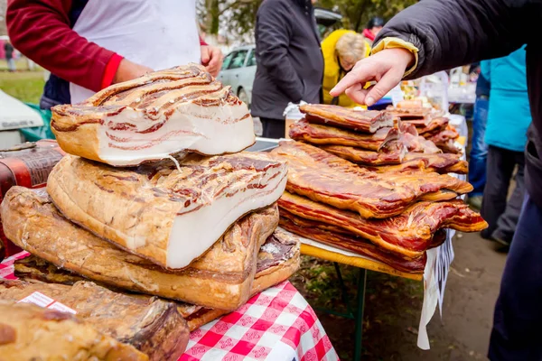 Venda de bacon fumado, carne na barraca, mercado de rua — Fotografia de Stock