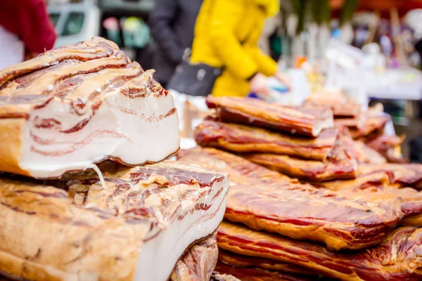 Säljer rökt bacon, kött på stall, gatumarknad — Stockfoto