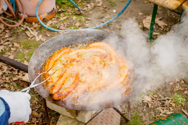 Превращение вкусных сочных сосисок на барбекю с ручкой — стоковое фото