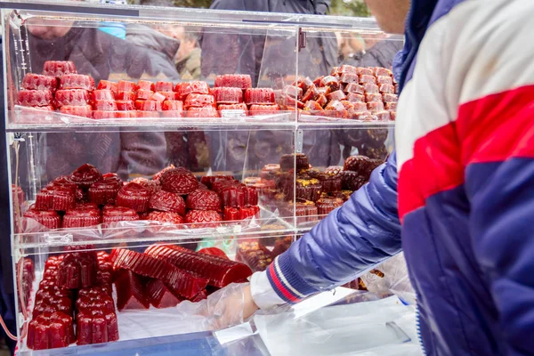 Gelée bio maison bonbons à vendre placés dans des plateaux en verre — Photo