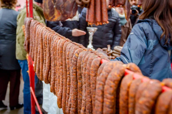 Verkauf von Räucherfleisch am Stand, auf dem Wochenmarkt — Stockfoto