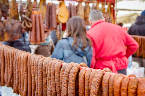 Venda de carne fumada na barraca, mercado de rua — Fotografia de Stock