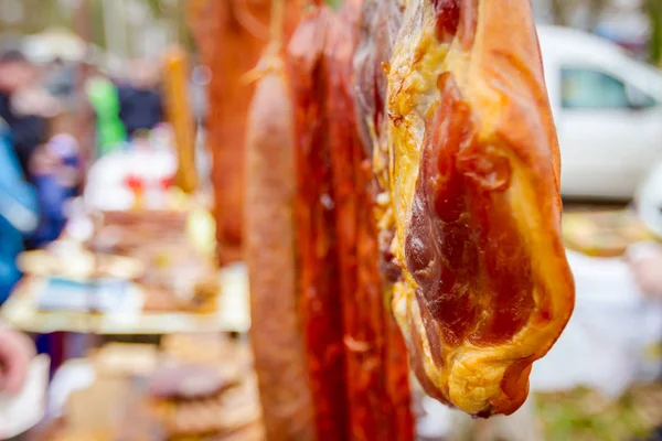 Menschen kaufen geräuchertes Fleisch auf dem Wochenmarkt — Stockfoto