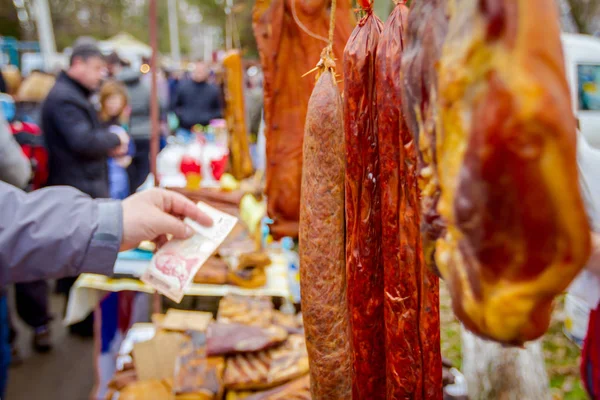 As pessoas estão comprando carne defumada na barraca, mercado de rua — Fotografia de Stock