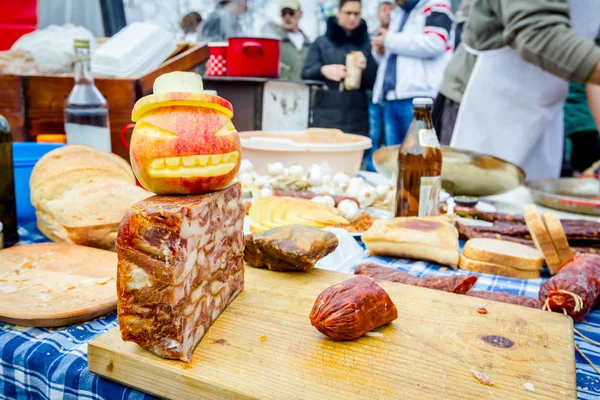 Decoração feita de maçã colocada na cabeça de queijo — Fotografia de Stock