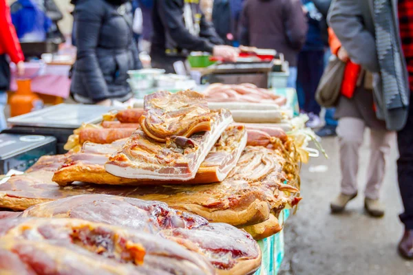 Vente de bacon fumé, viande sur étal, marché de rue — Photo